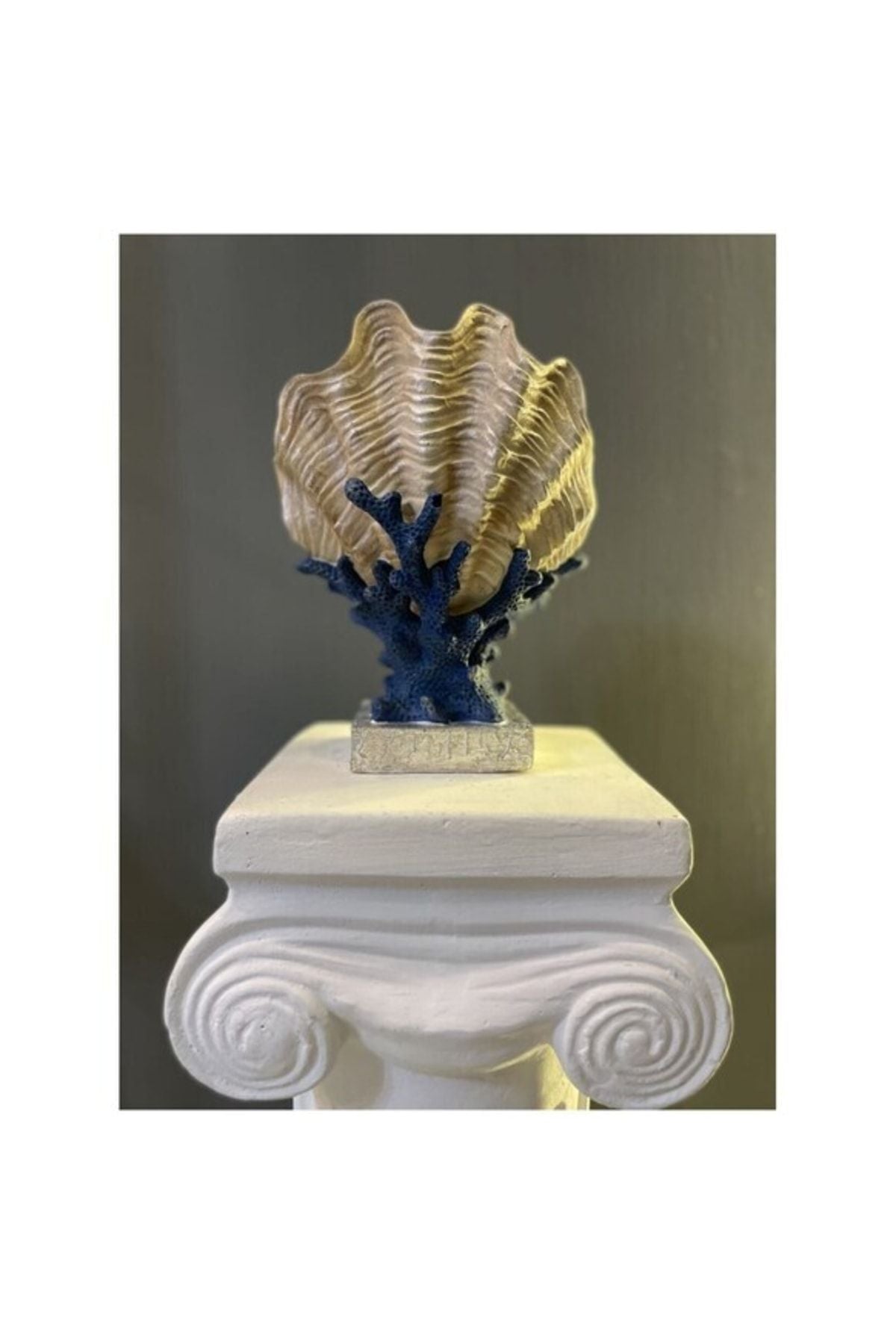 Oyster Vase with Coral - Figurine